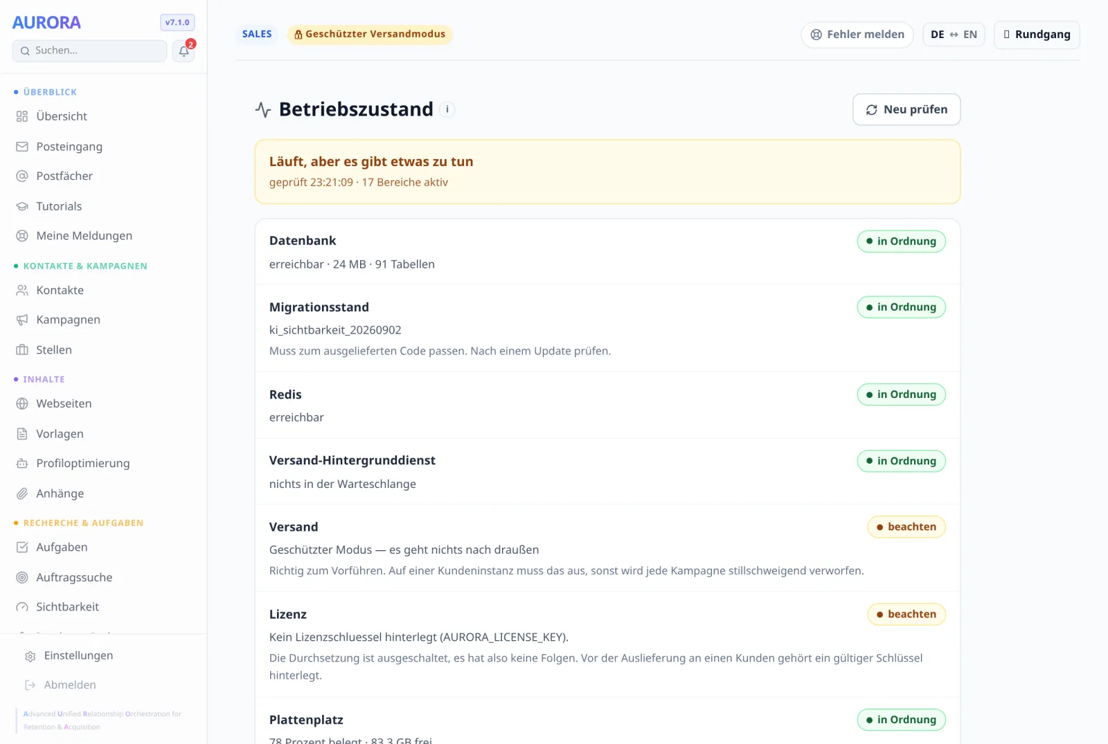 Oben das Gesamturteil und „Neu prüfen“, darunter jede Einzelprüfung mit ihrem Befund — hier meldet der Migrationsstand, dass er zum ausgelieferten Code passen muss.