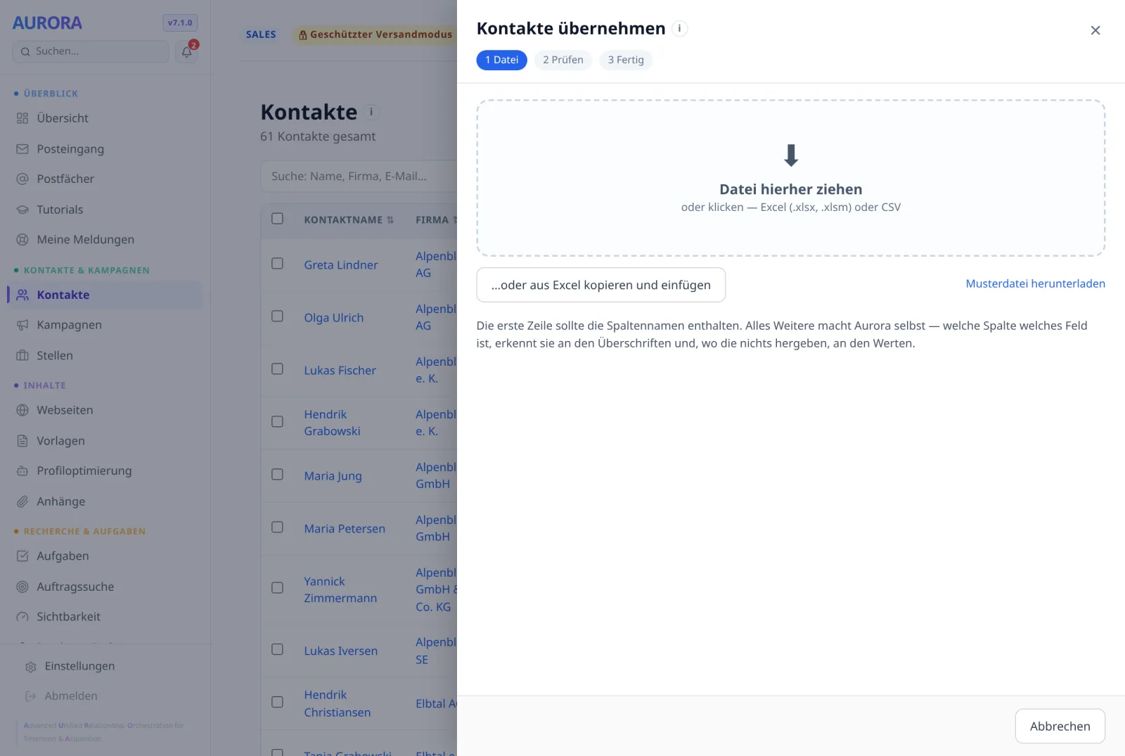 Die Übernahme führt in drei Schritten: „1 Datei“, „2 Prüfen“, „3 Fertig“. Wer unsicher ist, holt sich vorher die Musterdatei.